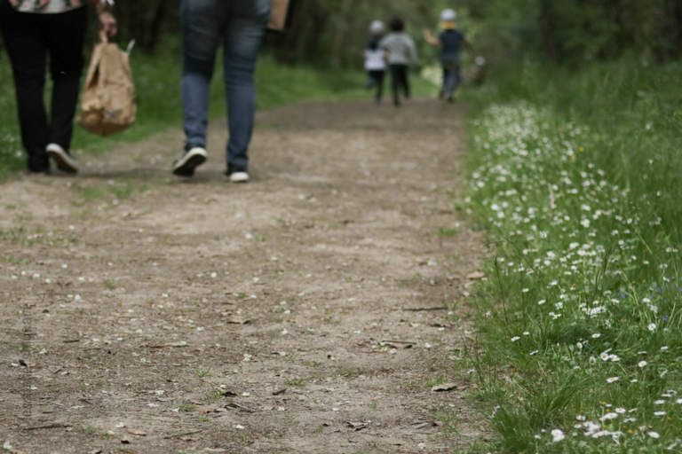 Famille marchant sur un chemin