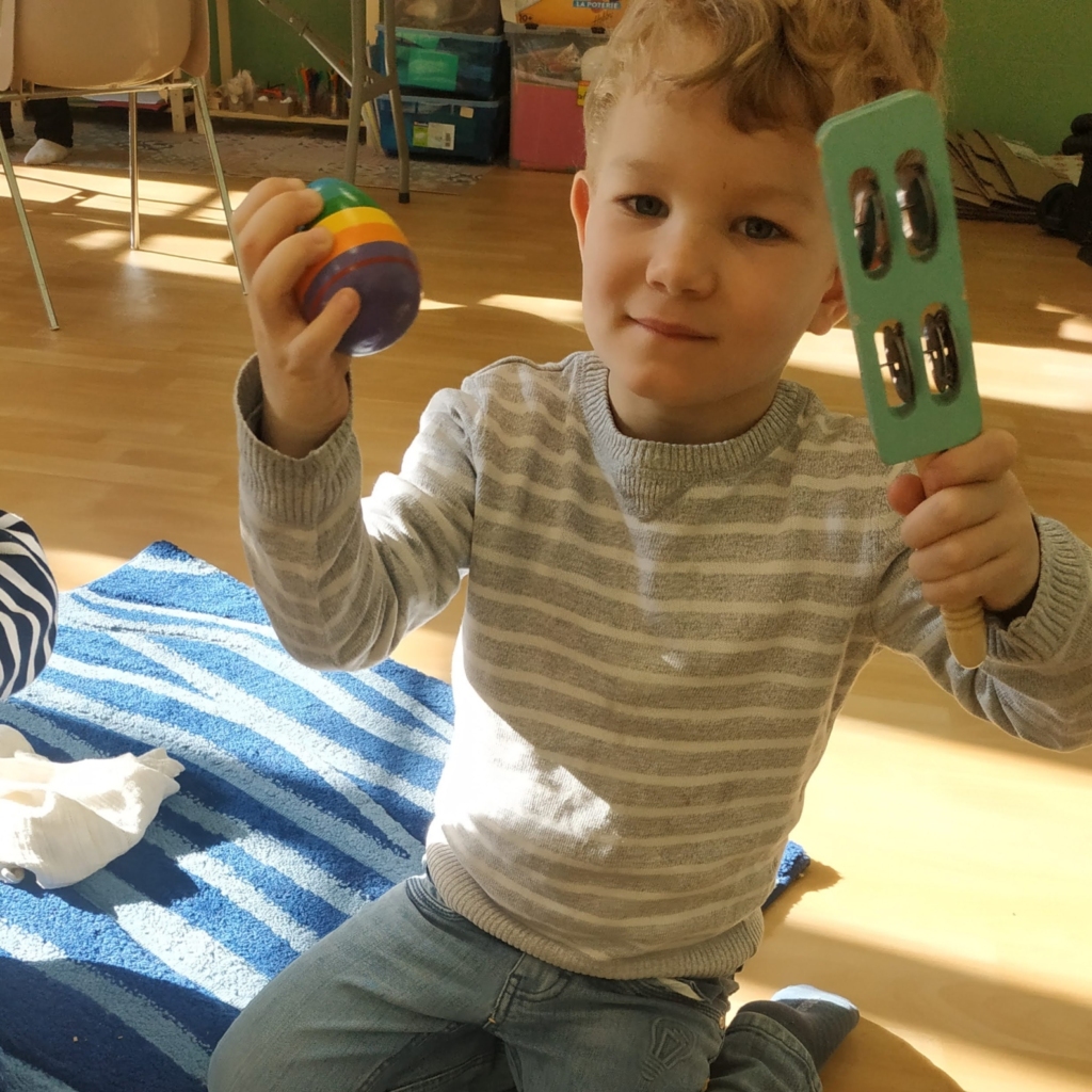 enfant joue du maracas