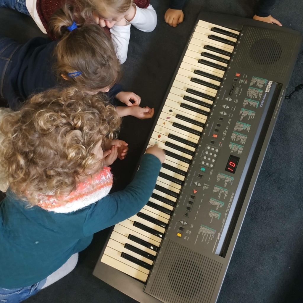 enfant découvre le clavier