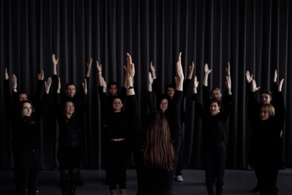 choeur avec les mains en l'air